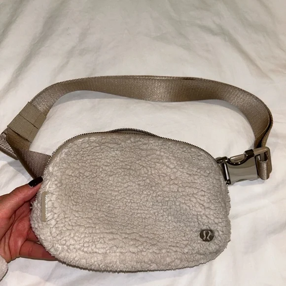 Lululemon Everywhere Belt Bag 1L Fleece - Picture 2 of 5